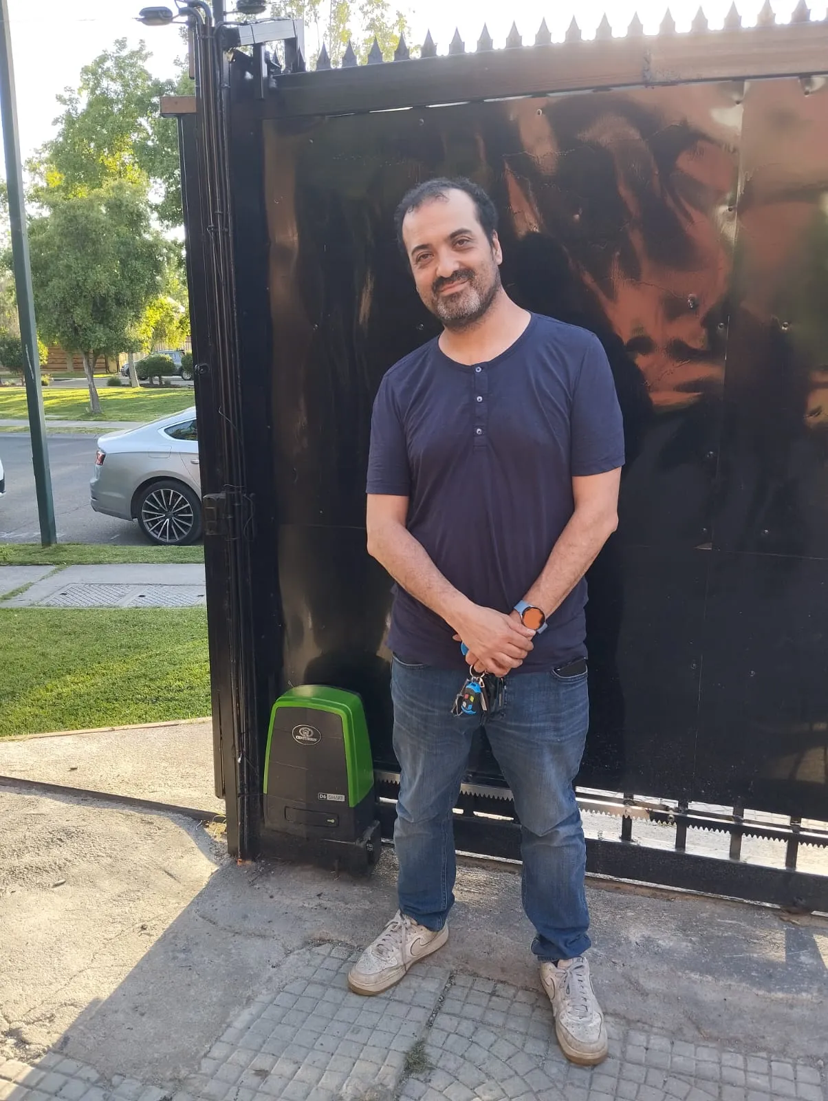 Cliente satisfecho con instalación de portón Kovanen Services